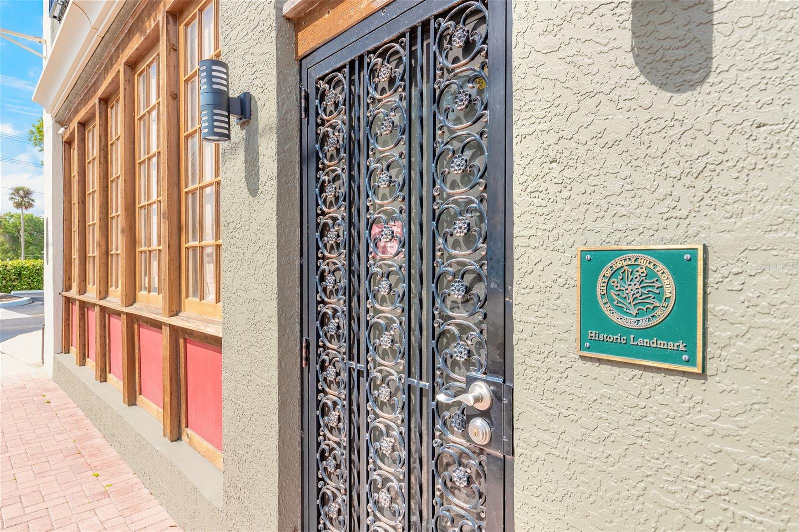 Listing photo id 2 for 1112 Riverside Drive