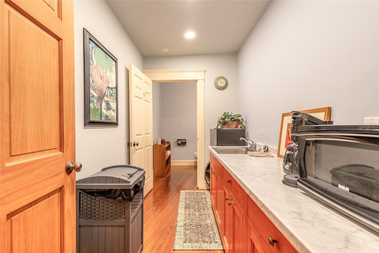 Listing photo id 39 for 1112 Riverside Drive