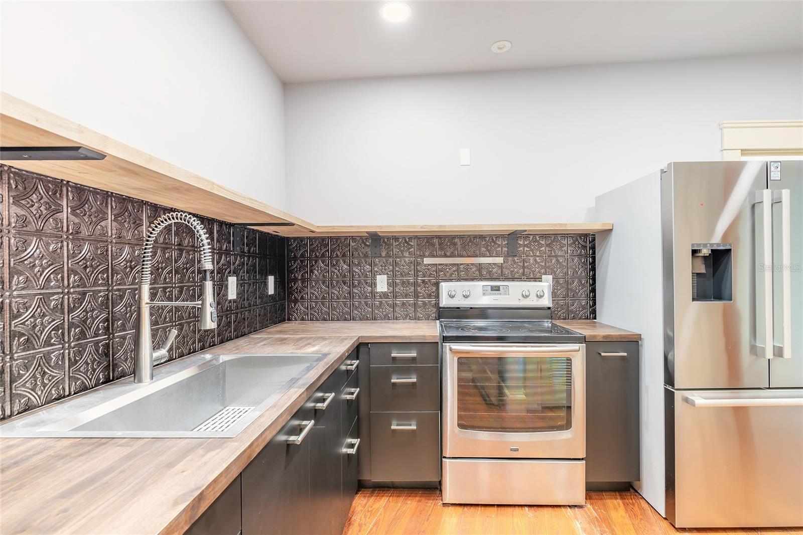 Listing photo id 40 for 1112 Riverside Drive