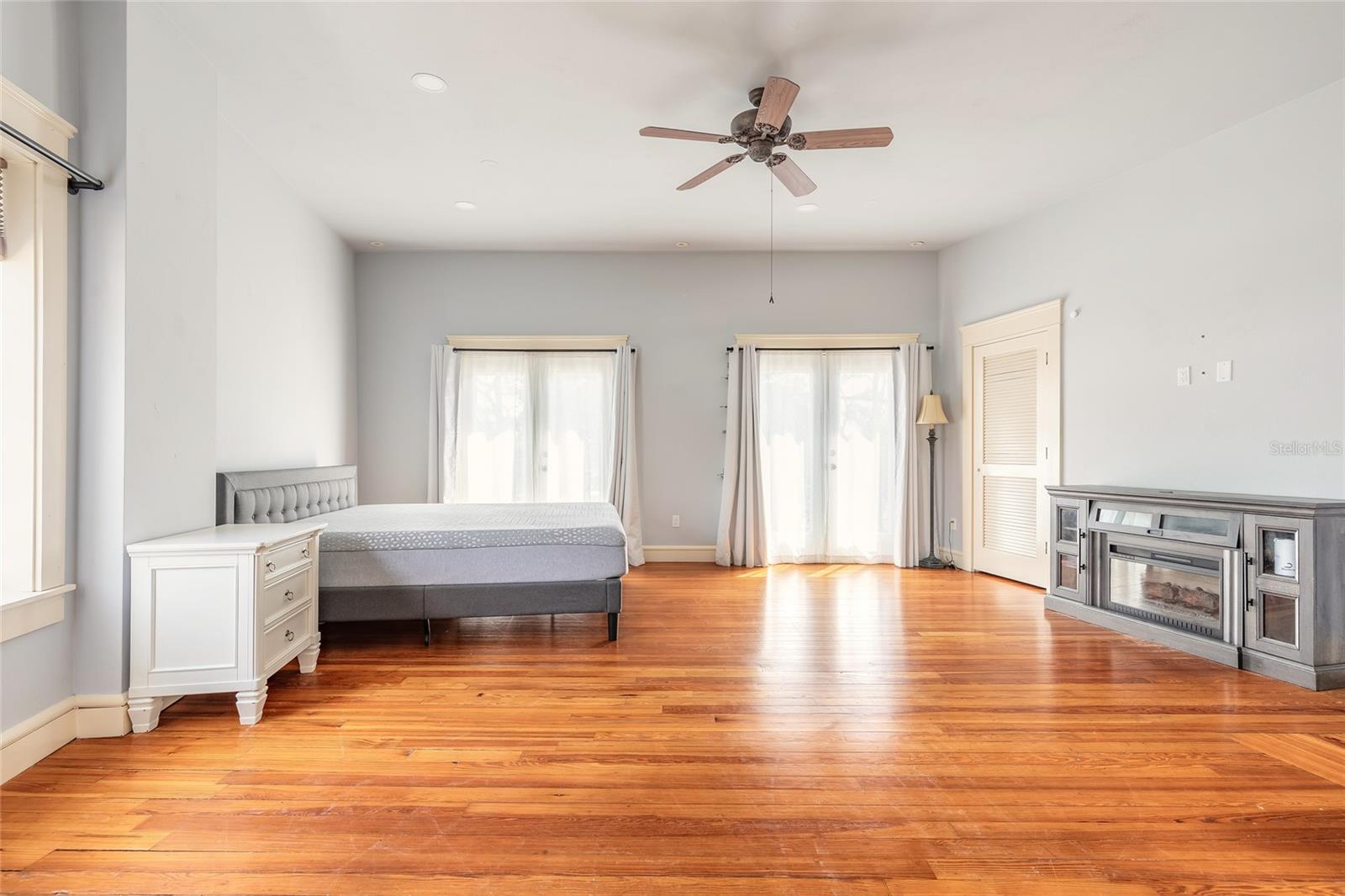 Listing photo id 41 for 1112 Riverside Drive