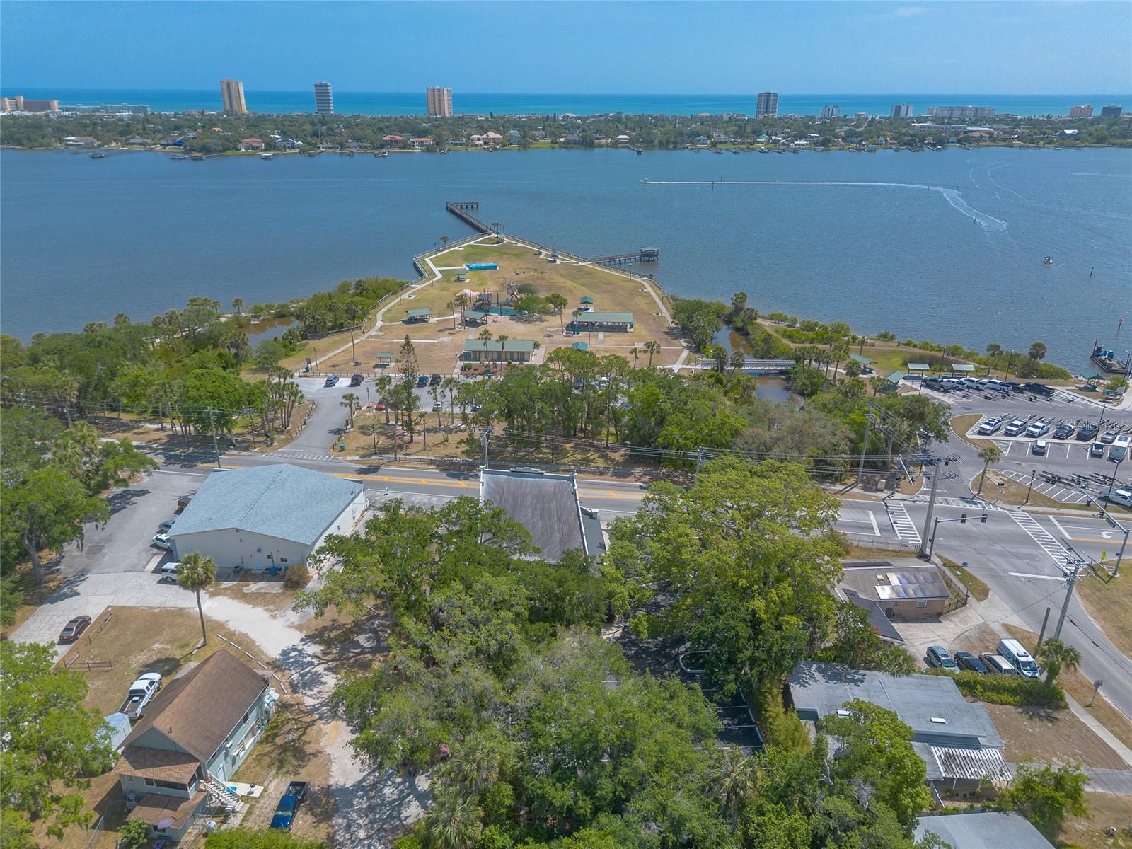 Listing photo id 46 for 1112 Riverside Drive