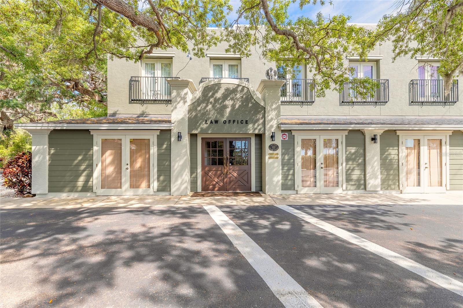 Listing photo id 3 for 1112 Riverside Drive