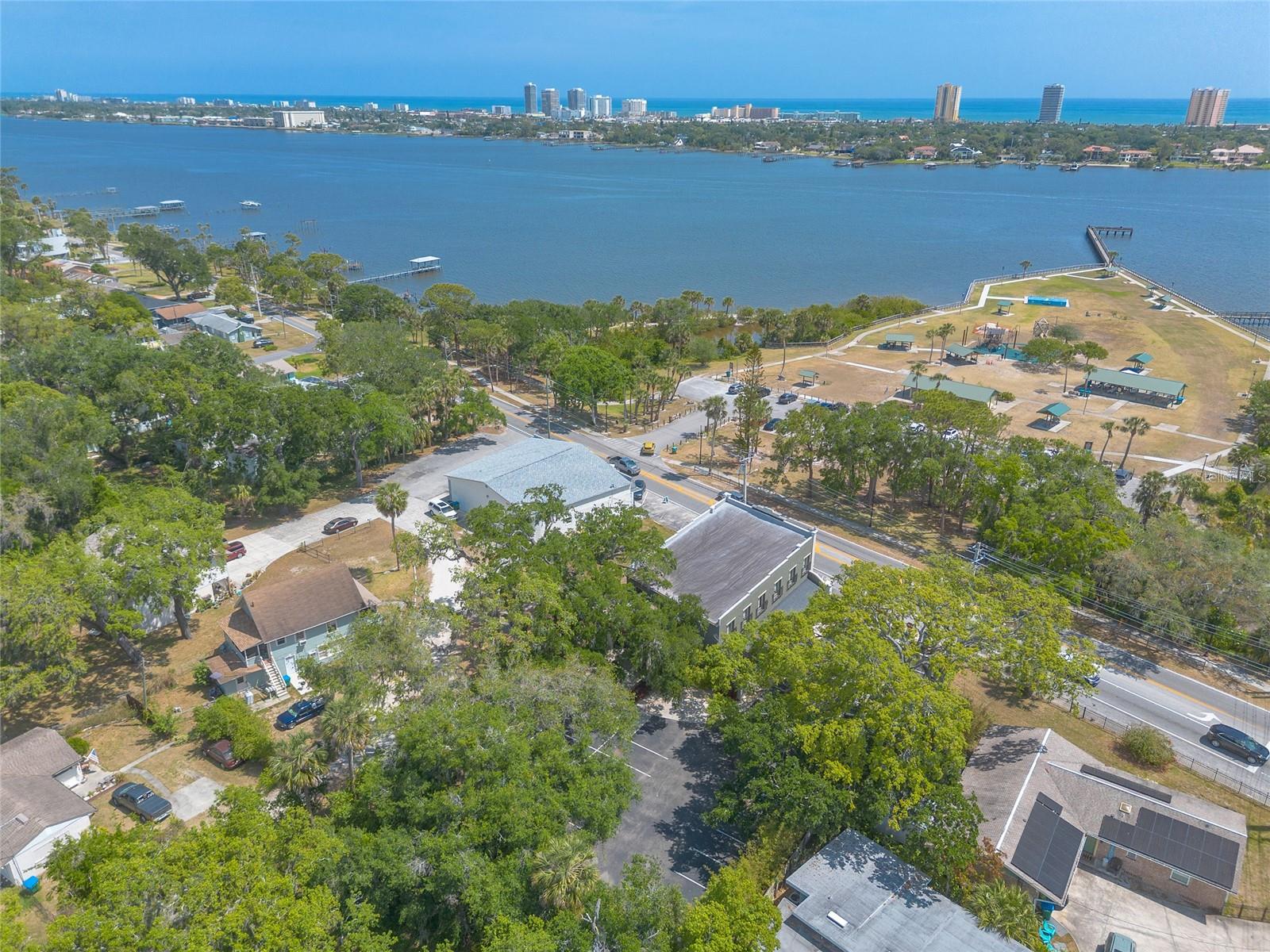 Listing photo id 48 for 1112 Riverside Drive