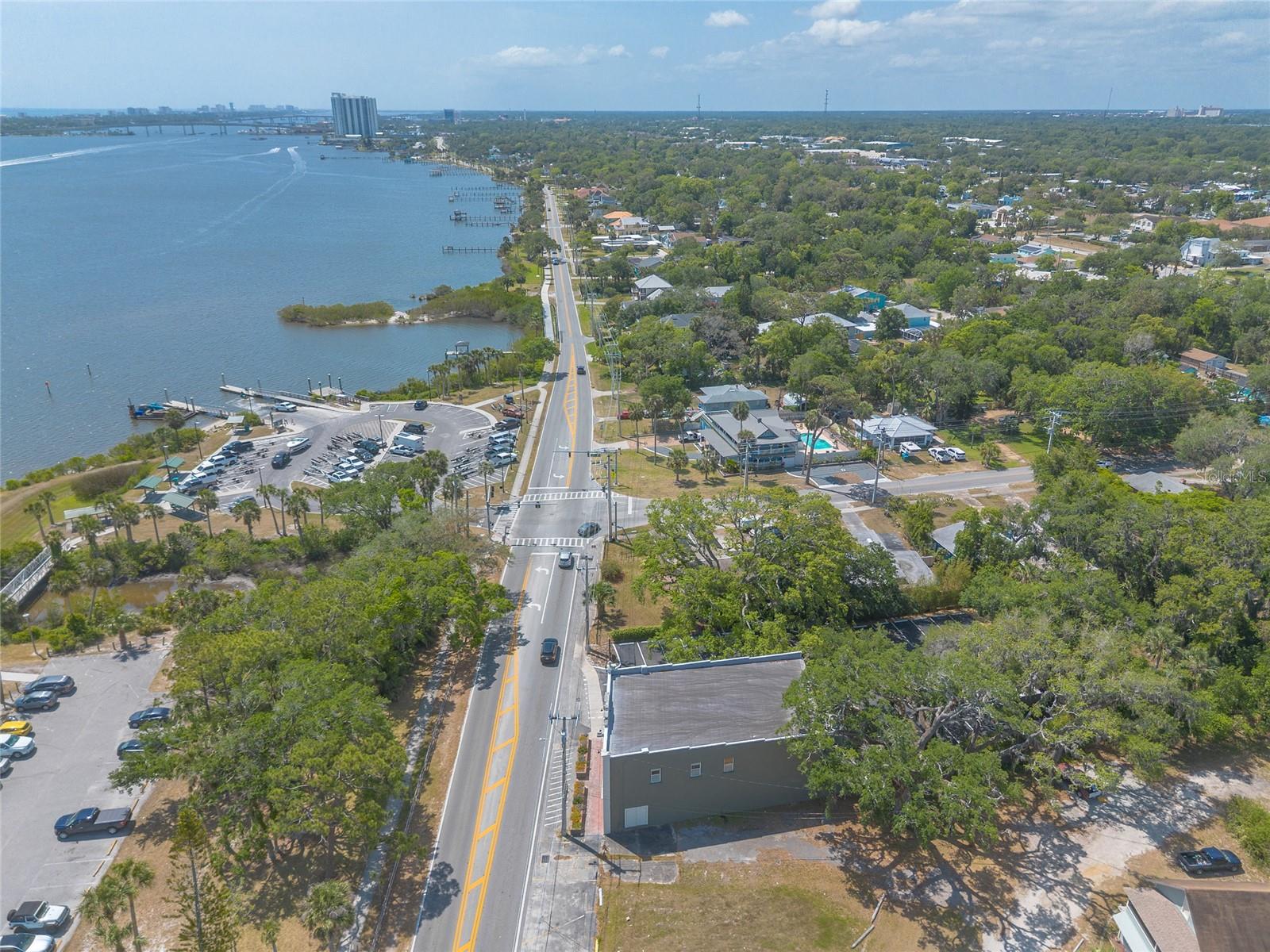 Listing photo id 49 for 1112 Riverside Drive