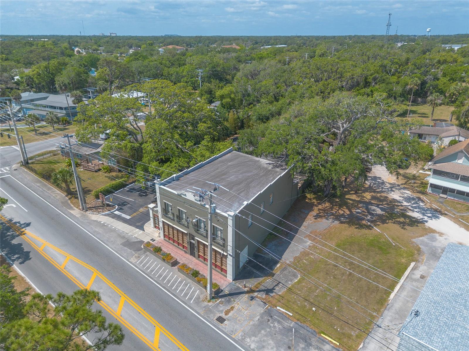 Listing photo id 50 for 1112 Riverside Drive