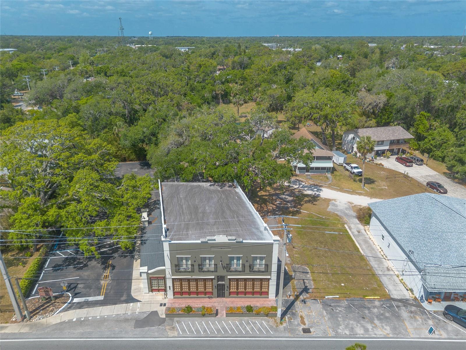 Listing photo id 51 for 1112 Riverside Drive