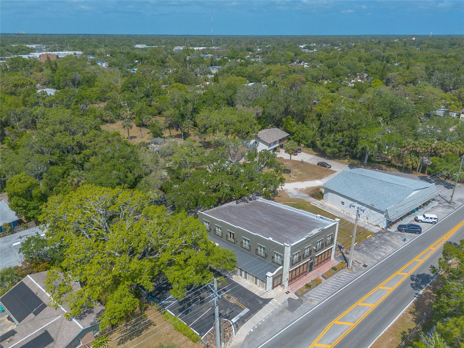 Listing photo id 52 for 1112 Riverside Drive