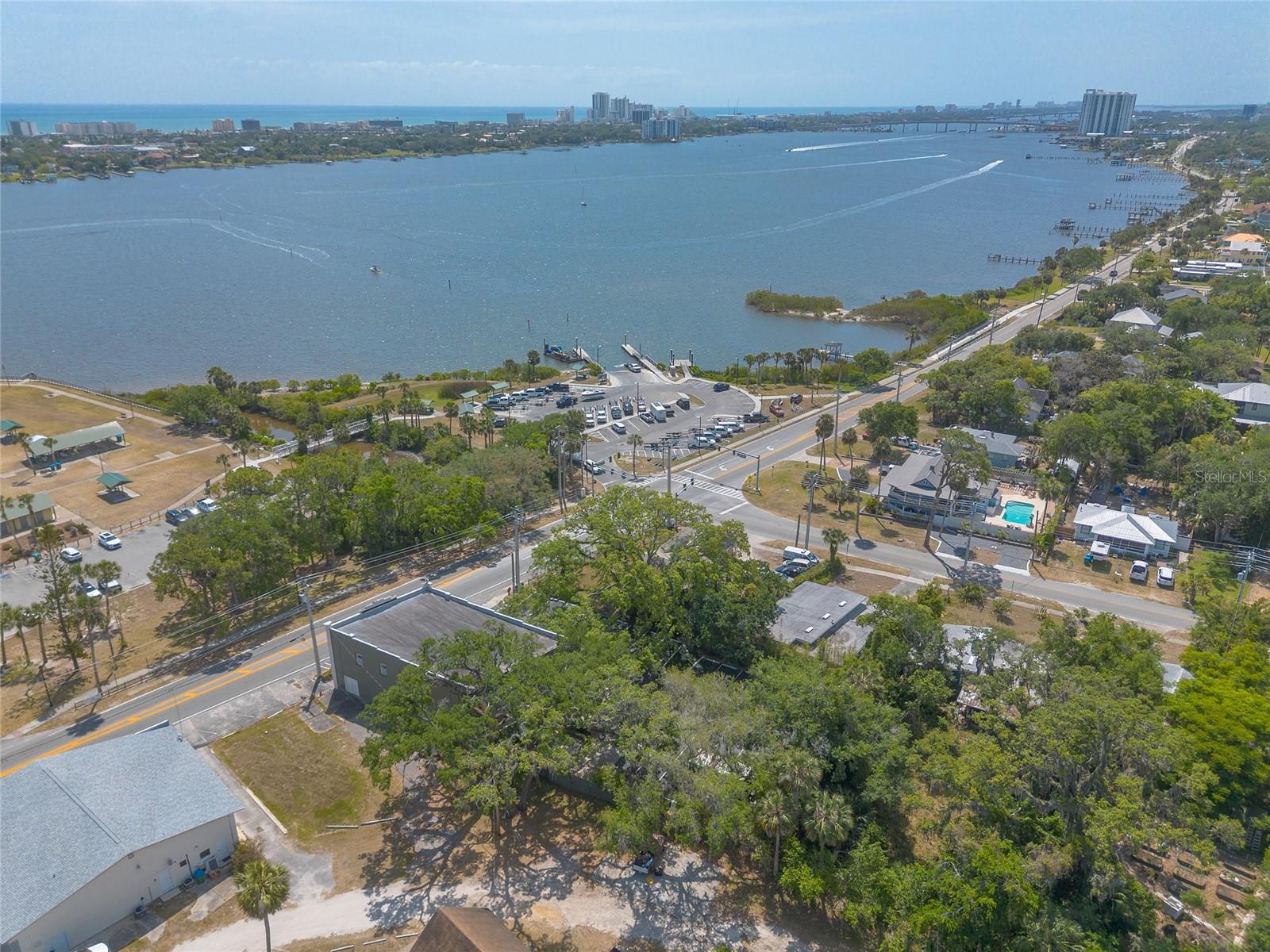Listing photo id 53 for 1112 Riverside Drive
