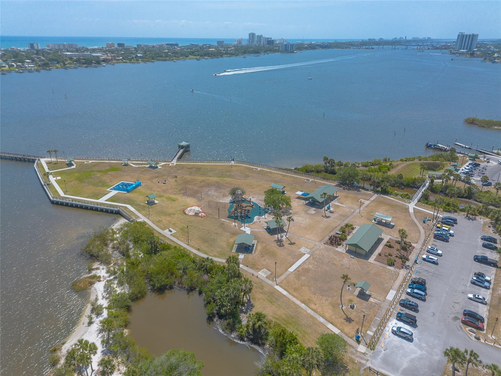 Listing photo id 54 for 1112 Riverside Drive