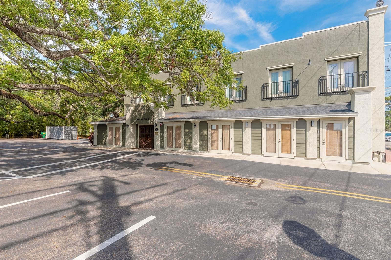 Listing photo id 4 for 1112 Riverside Drive