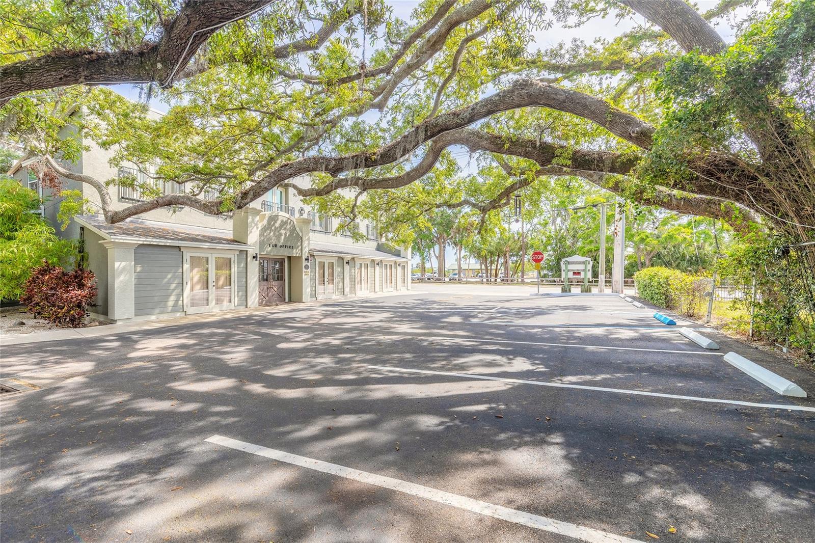 Listing photo id 5 for 1112 Riverside Drive