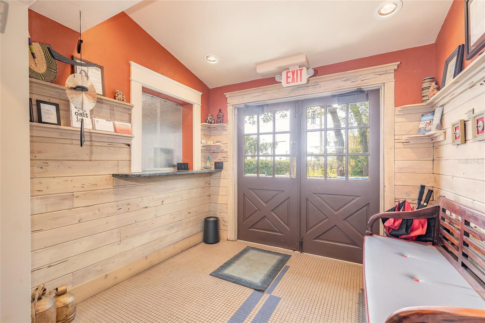 Listing photo id 6 for 1112 Riverside Drive