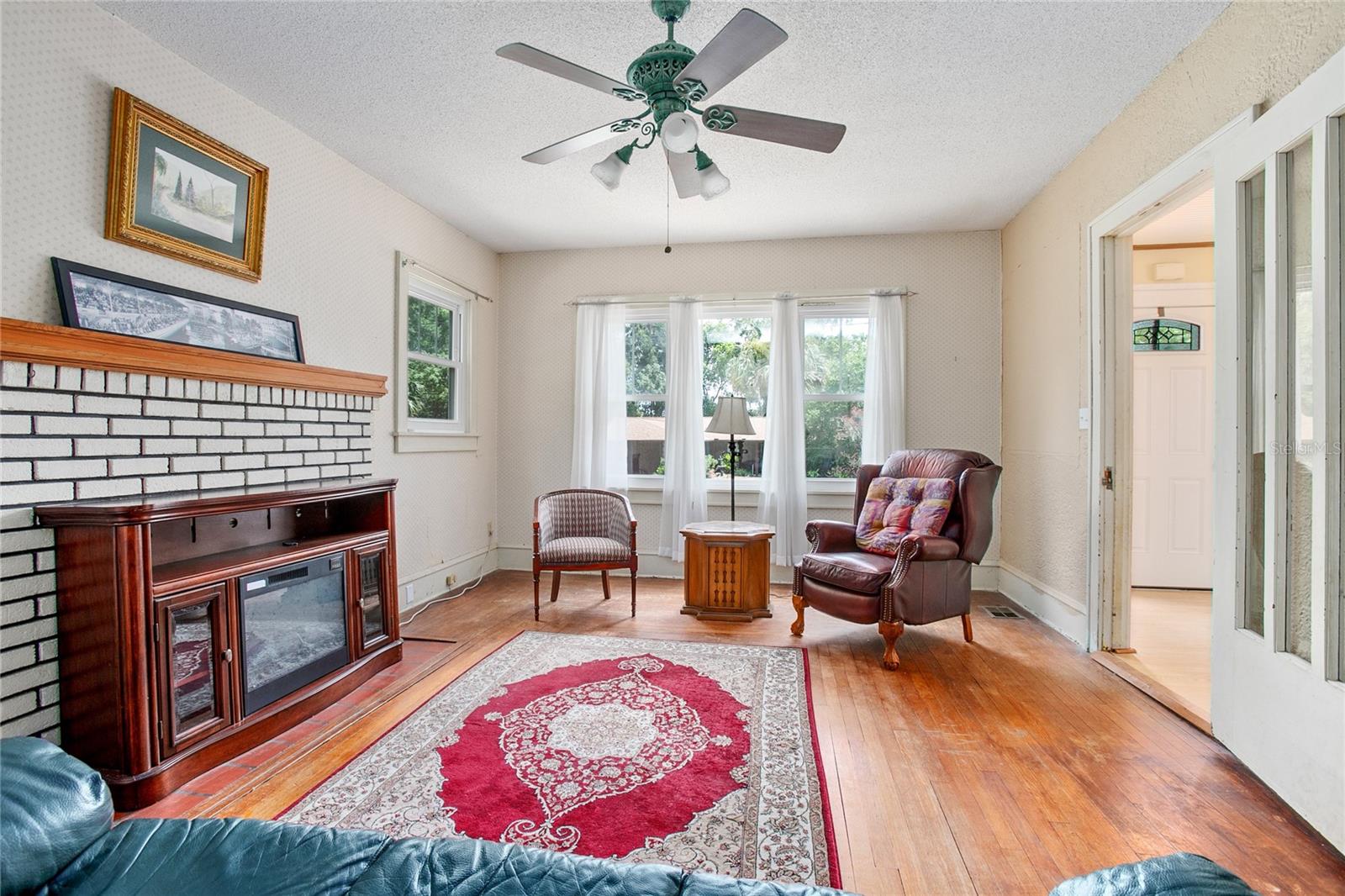 Image 7 of 49 For 257 Huntington Drive