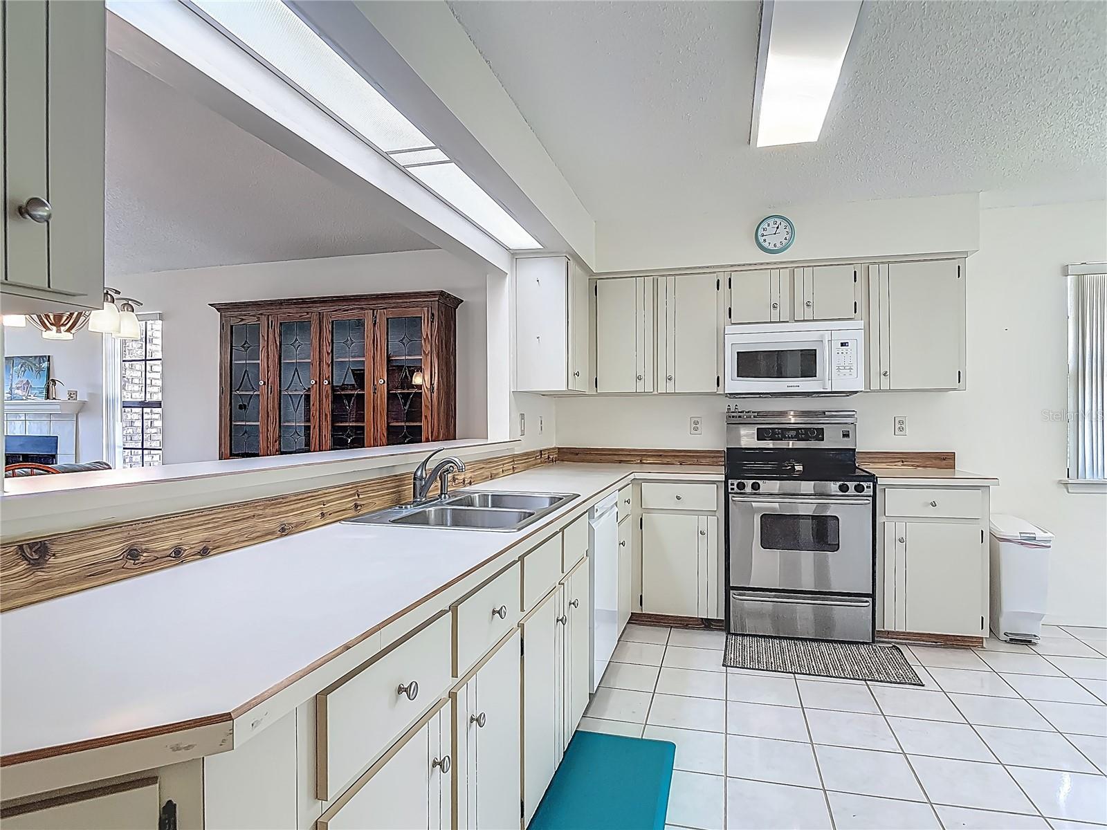 Image 14 of 56 For 907 Silver Leaf Place