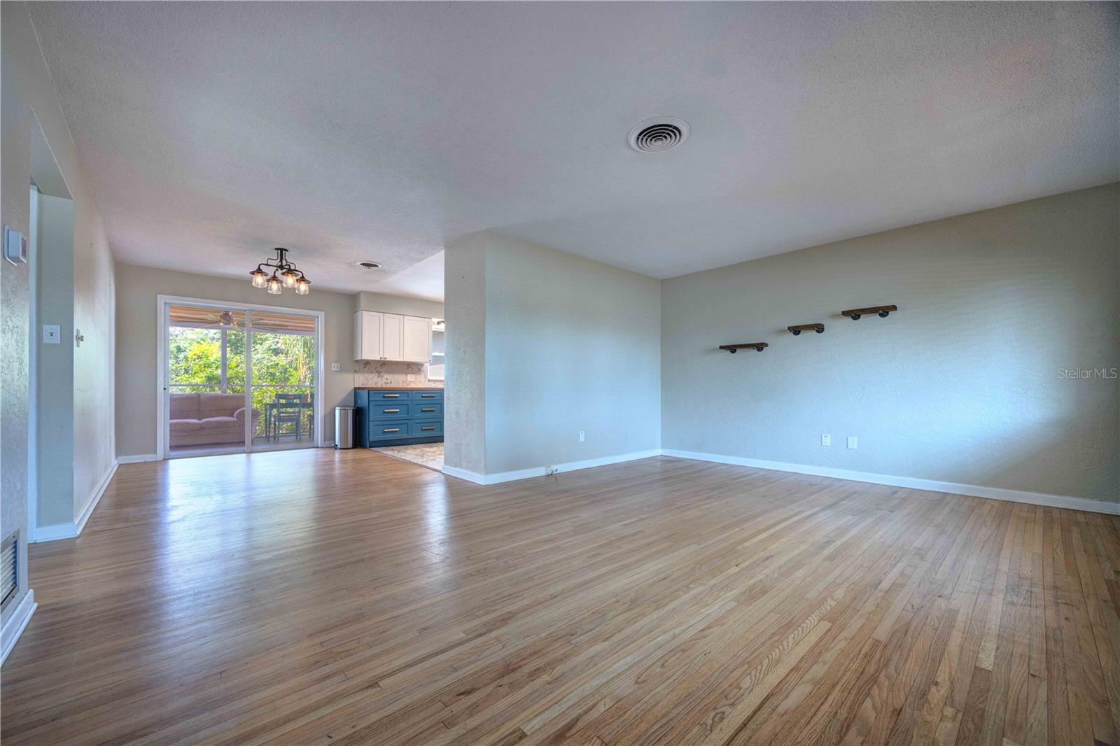 Image 6 of 39 For 738 Lindley Boulevard