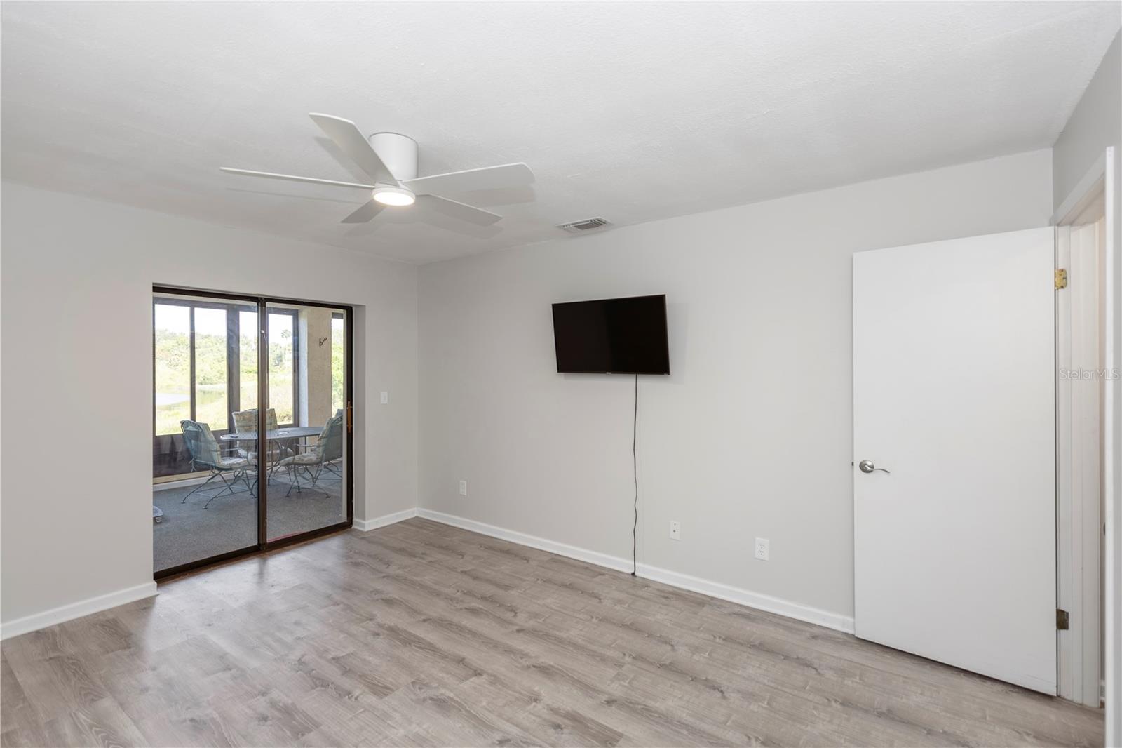 Image 15 of 40 For 576 Belltower Avenue 100