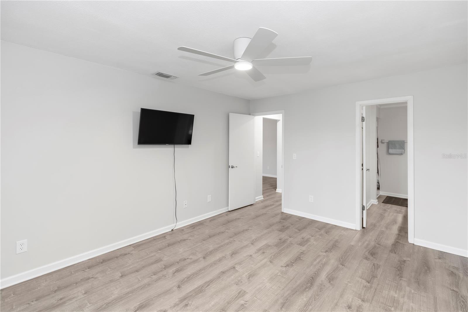 Image 16 of 40 For 576 Belltower Avenue 100