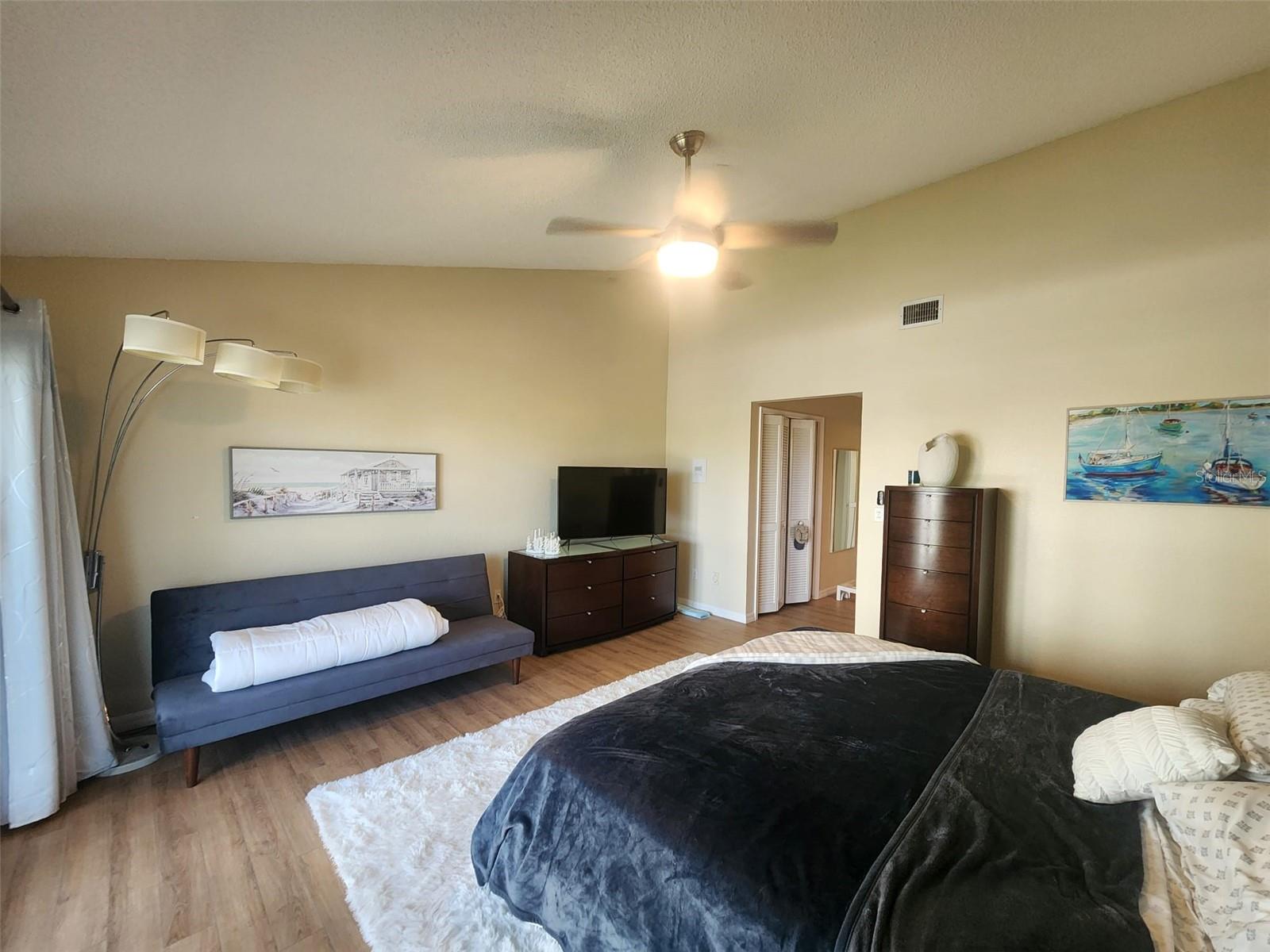 Listing photo id 19 for 900 Harbour House Drive