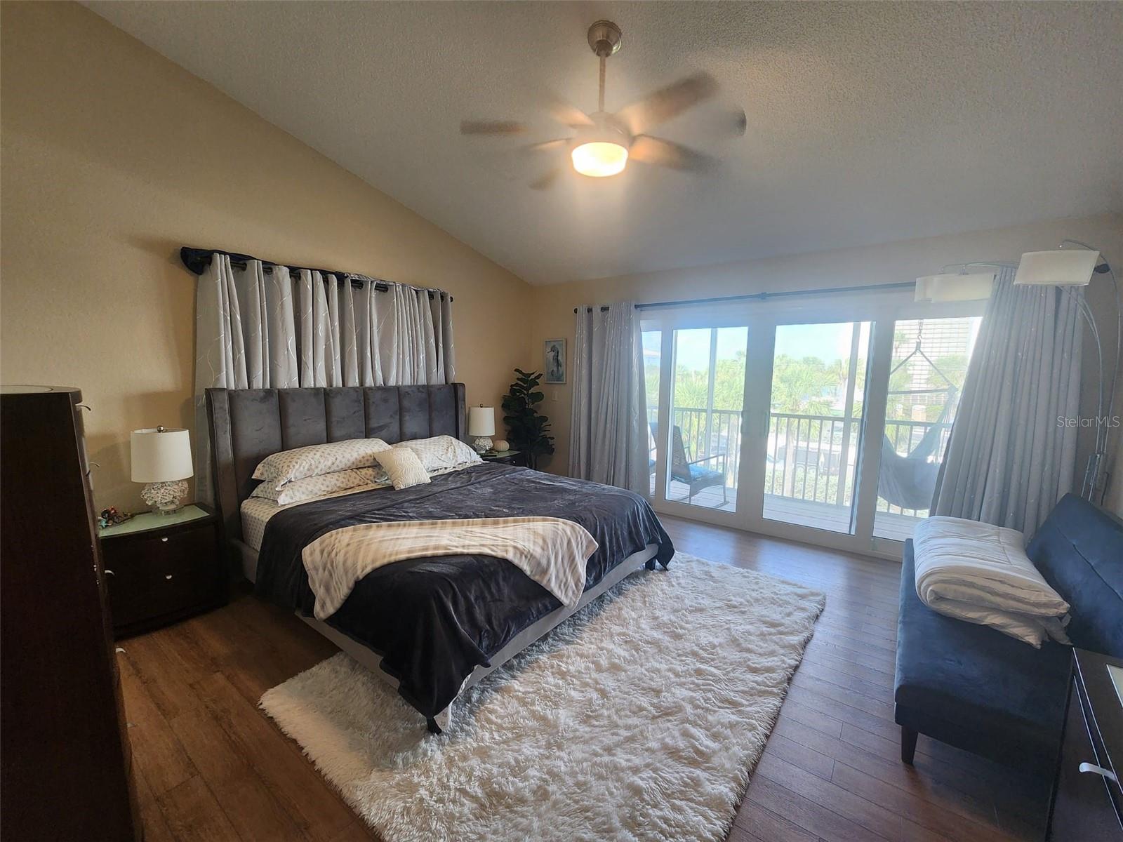 Listing photo id 20 for 900 Harbour House Drive