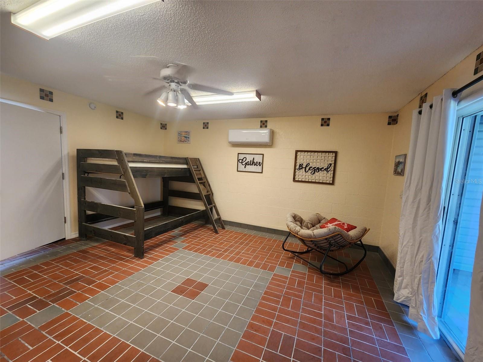 Listing photo id 35 for 900 Harbour House Drive