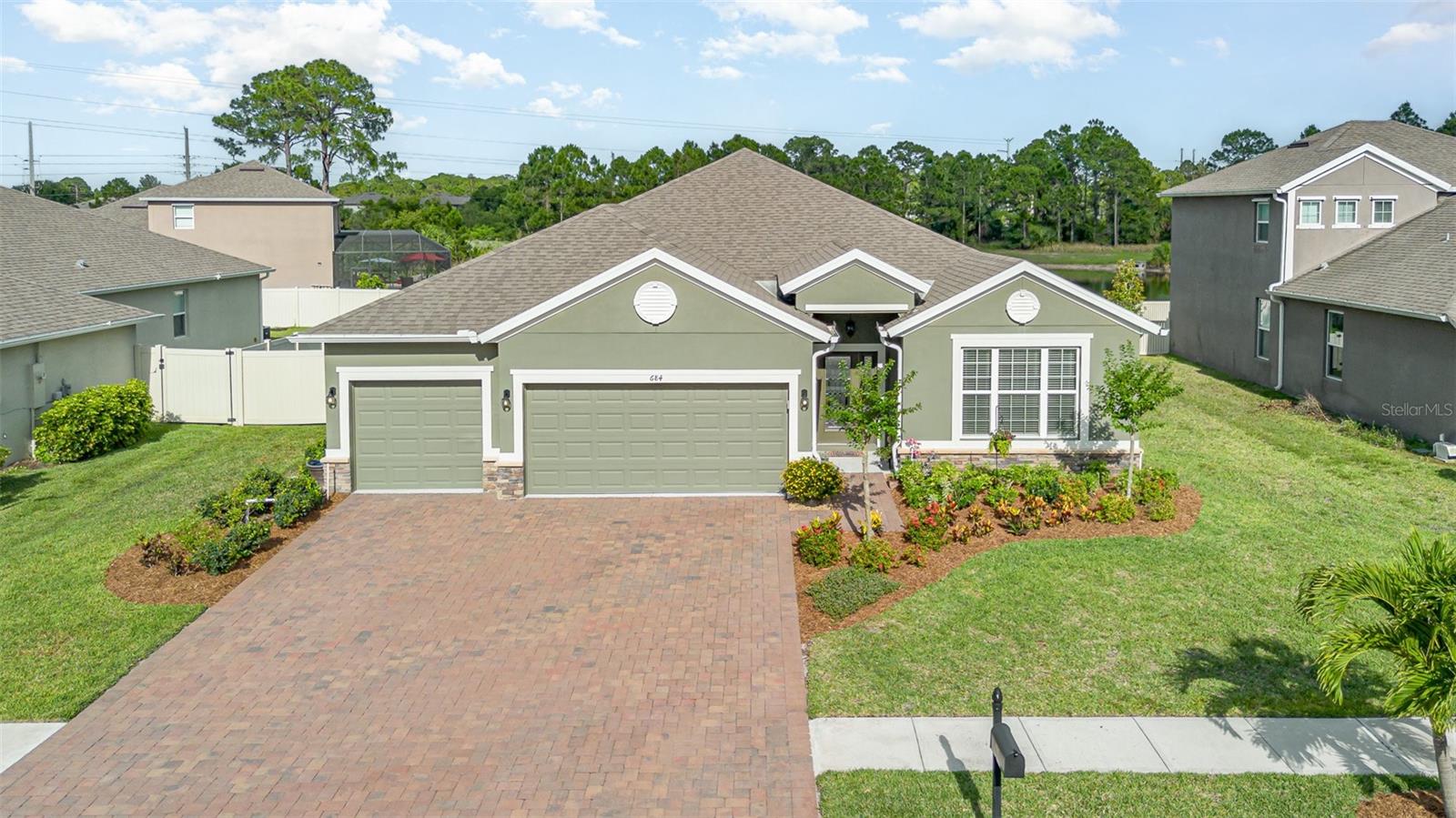 Image 2 of 38 For 684 Stonebriar Drive Se