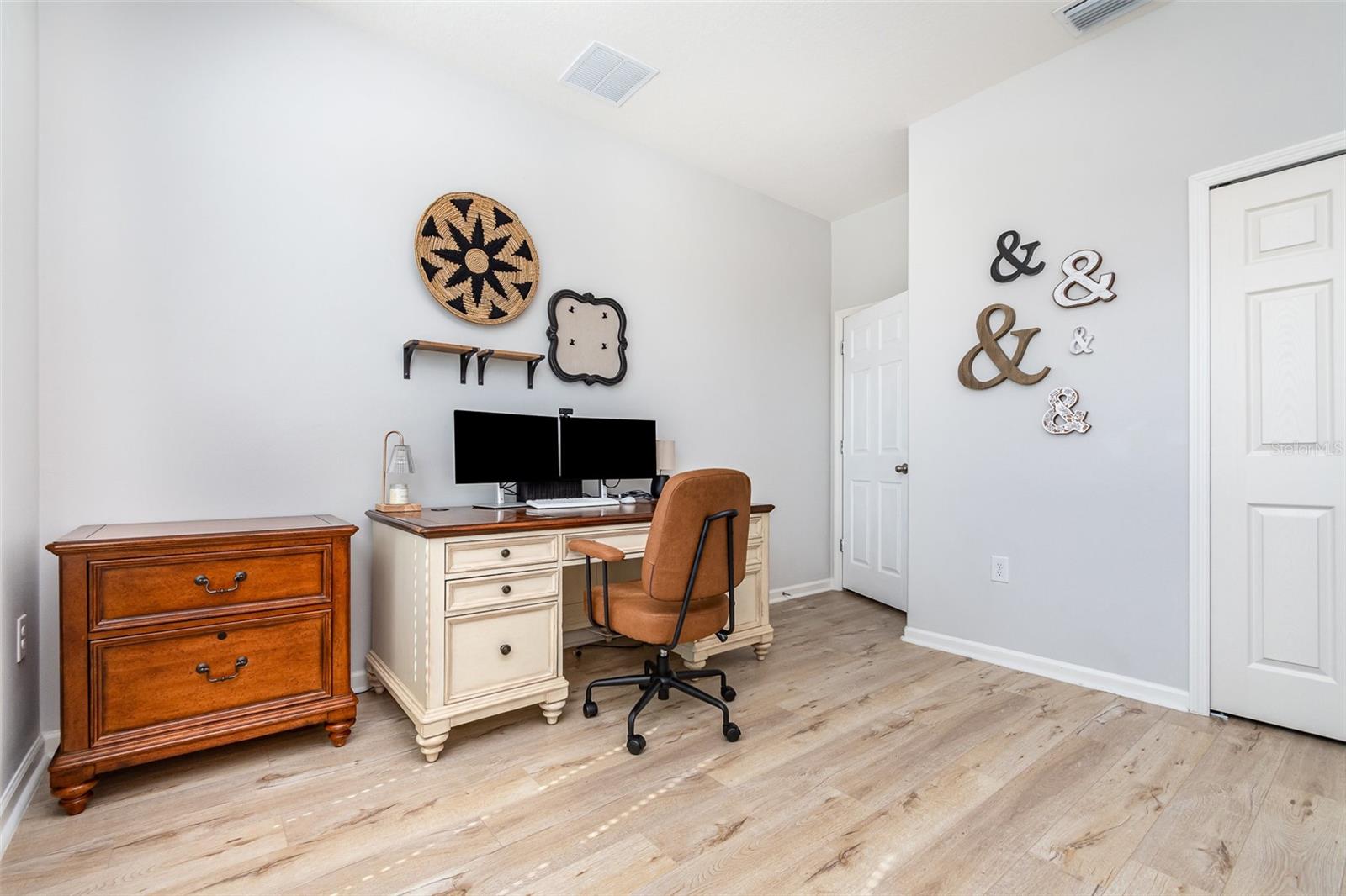 Image 23 of 38 For 684 Stonebriar Drive Se