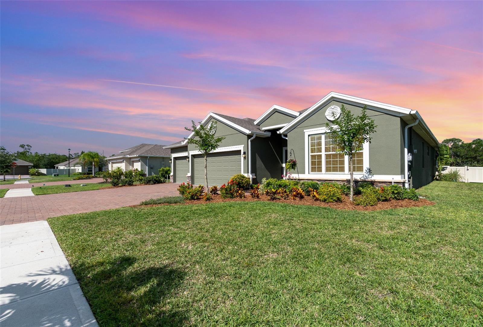 Image 3 of 38 For 684 Stonebriar Drive Se