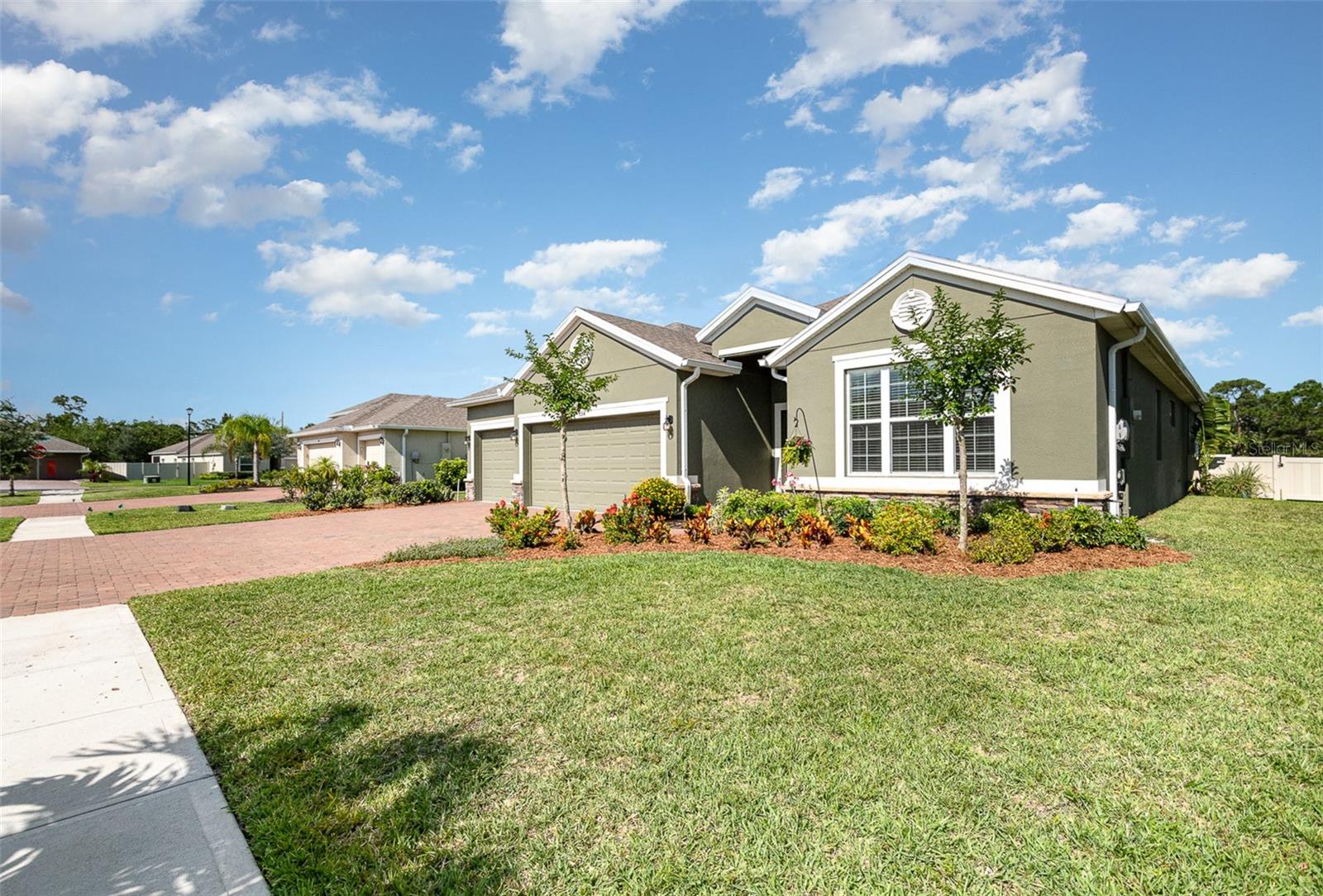 Image 4 of 38 For 684 Stonebriar Drive Se