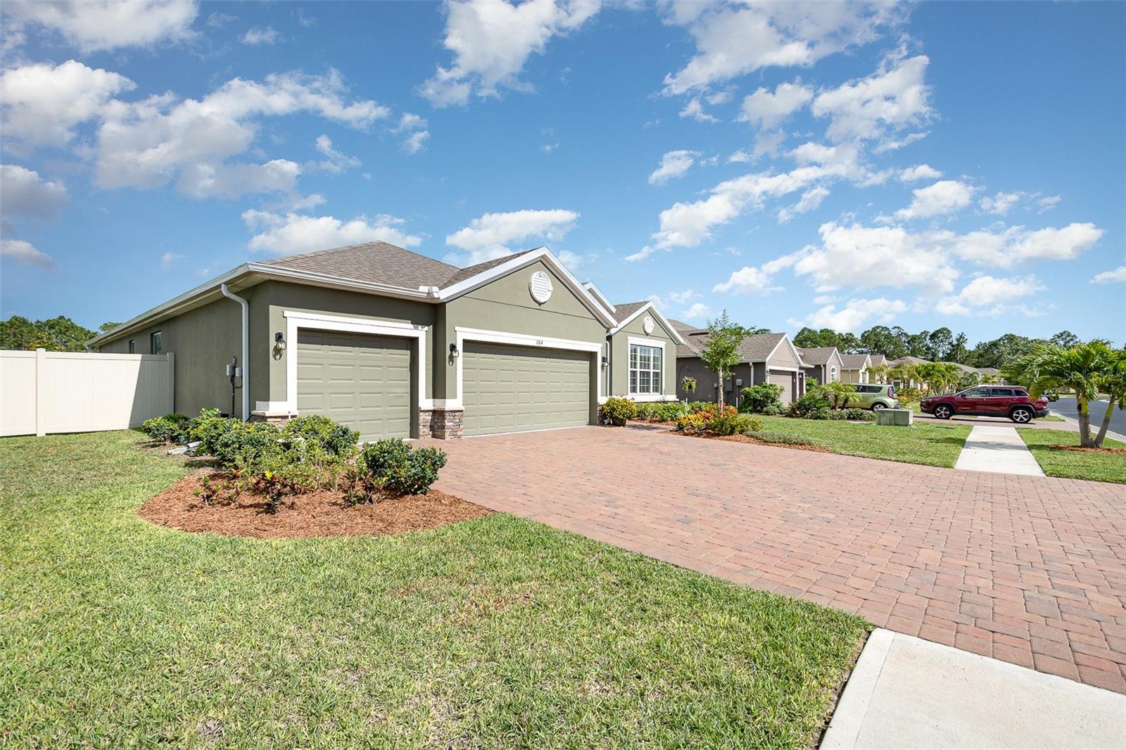 Image 5 of 38 For 684 Stonebriar Drive Se