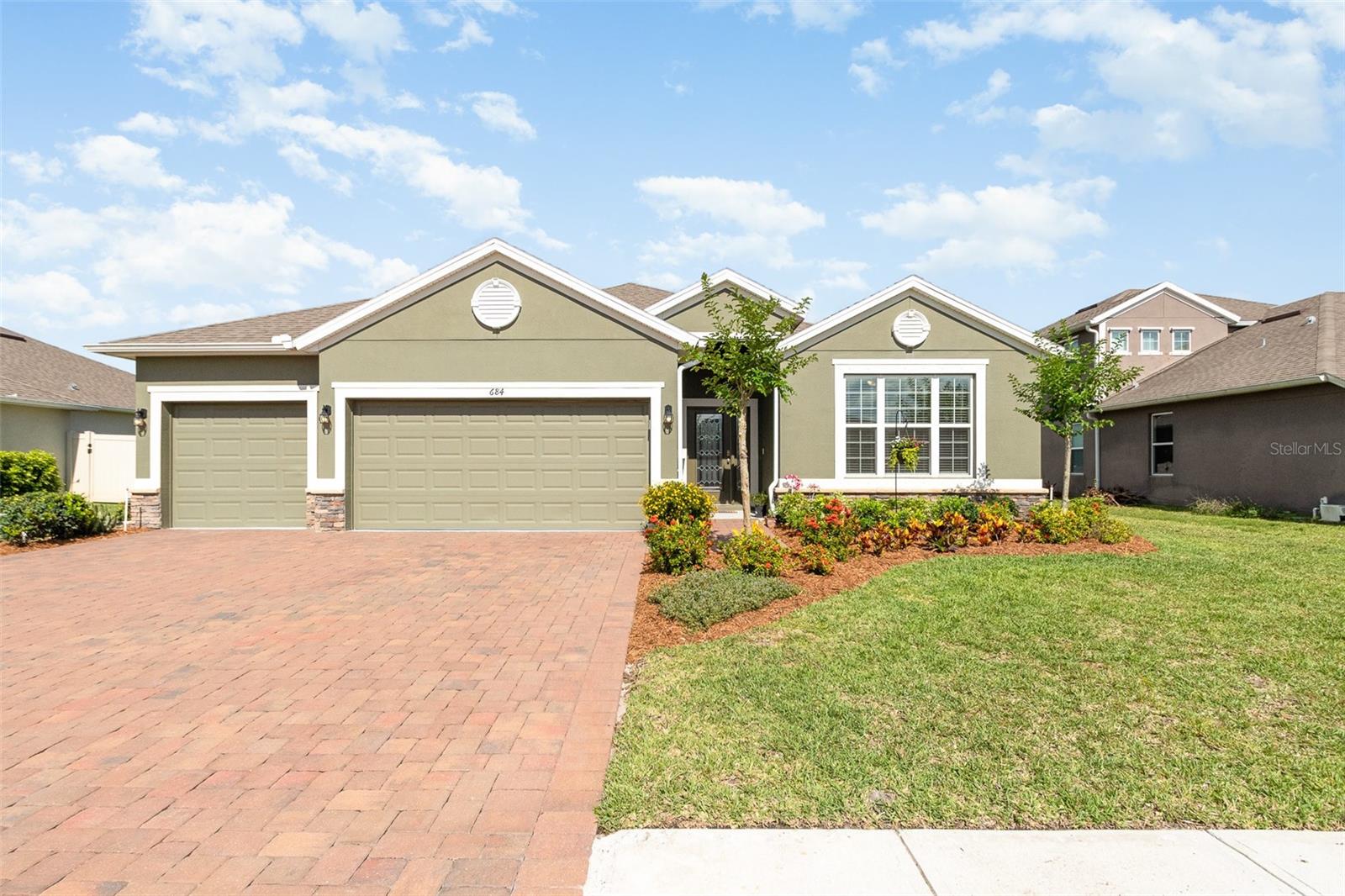 Image 6 of 38 For 684 Stonebriar Drive Se