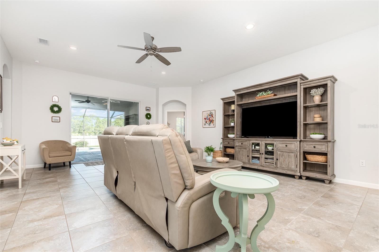 Image 9 of 38 For 684 Stonebriar Drive Se