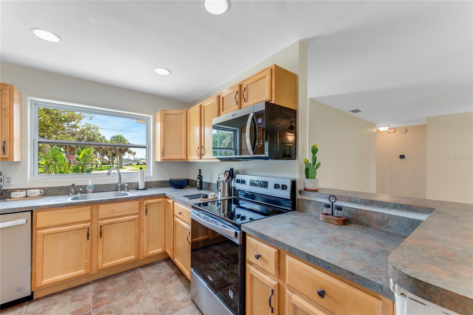 Image 3 of 18 For 556 Beach Street