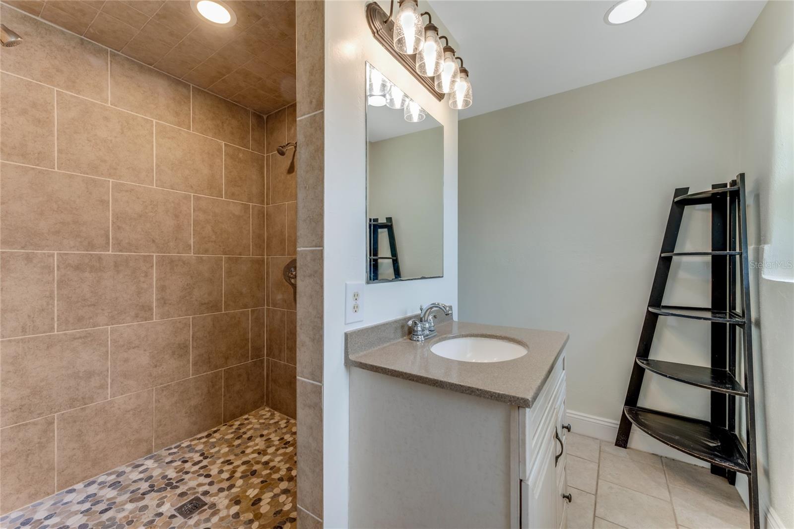 Image 6 of 18 For 556 Beach Street