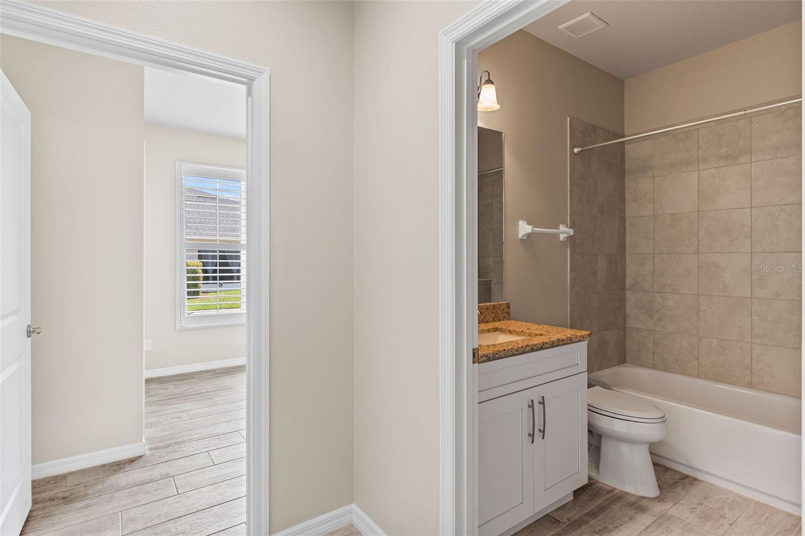 Image 10 of 47 For 3402 Torre Boulevard
