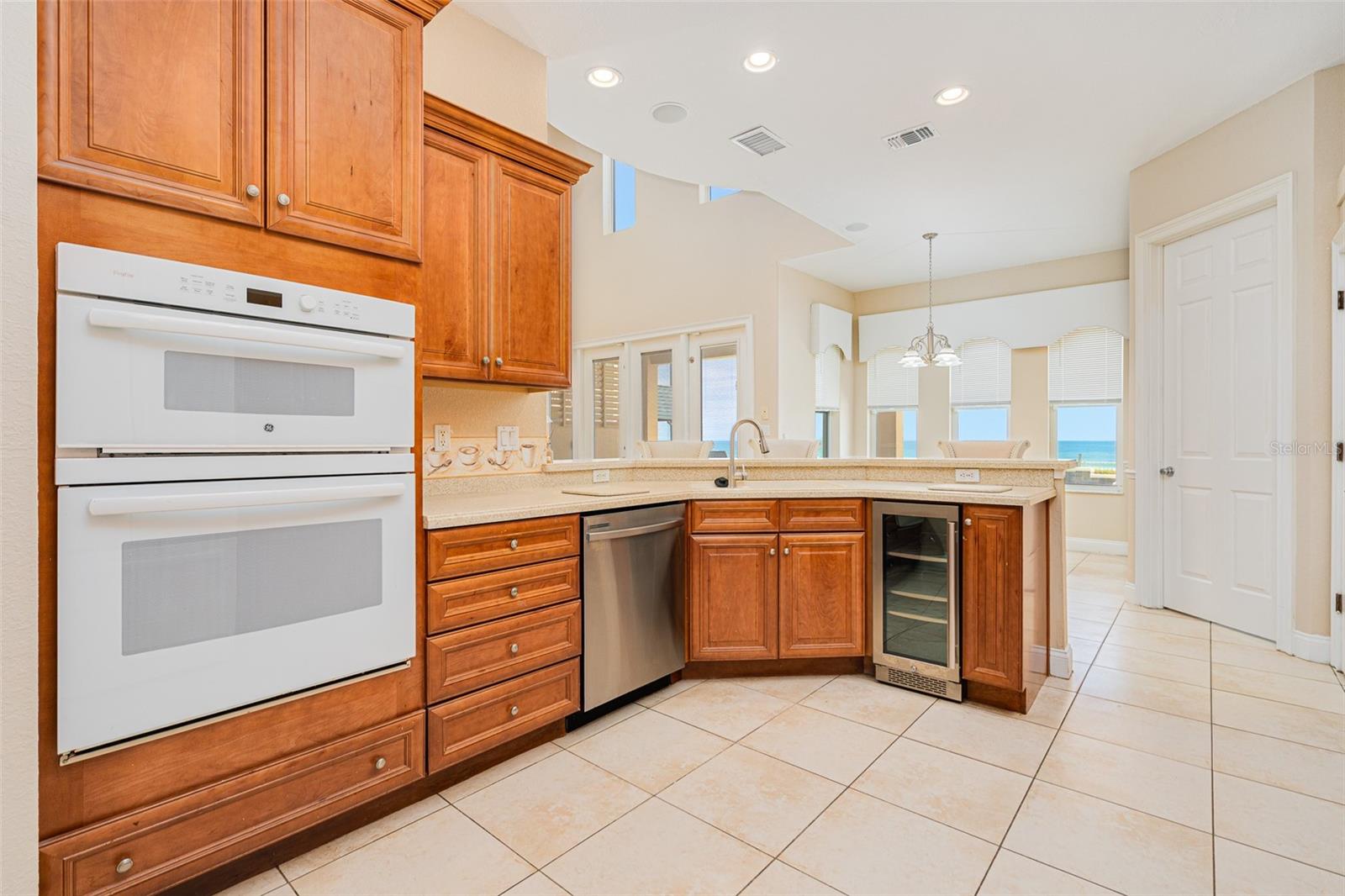 Listing photo id 16 for 4427 Atlantic Avenue