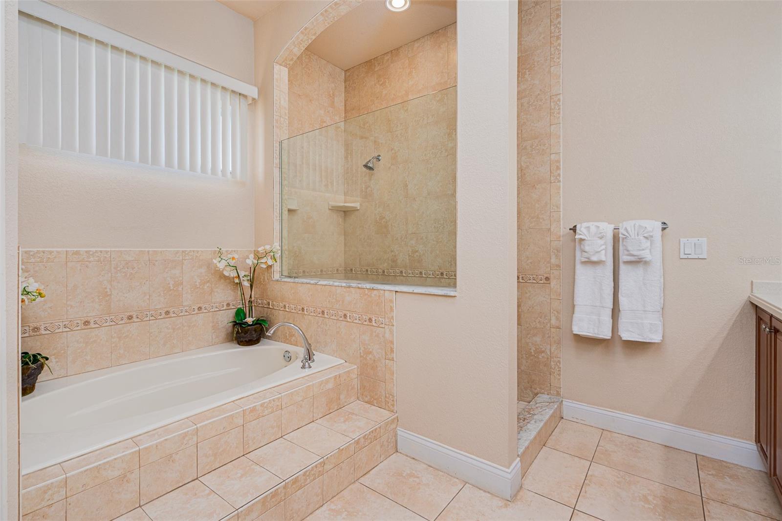 Listing photo id 32 for 4427 Atlantic Avenue
