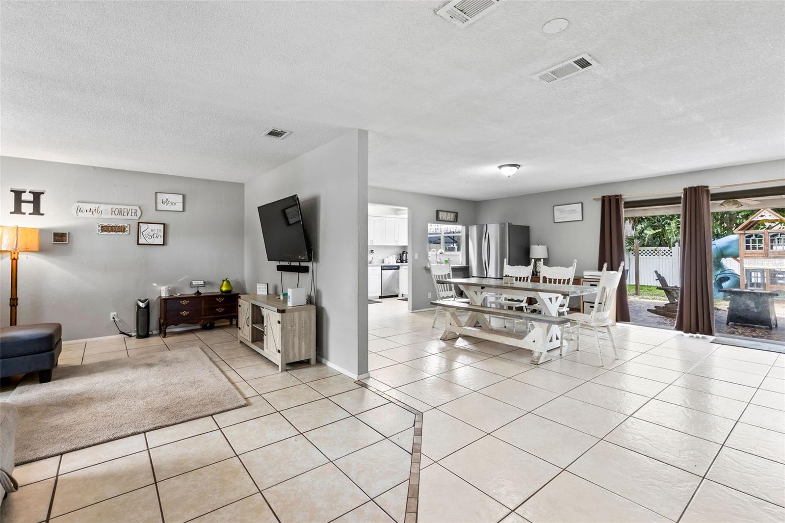 Image 5 of 45 For 833 Lucerne Circle