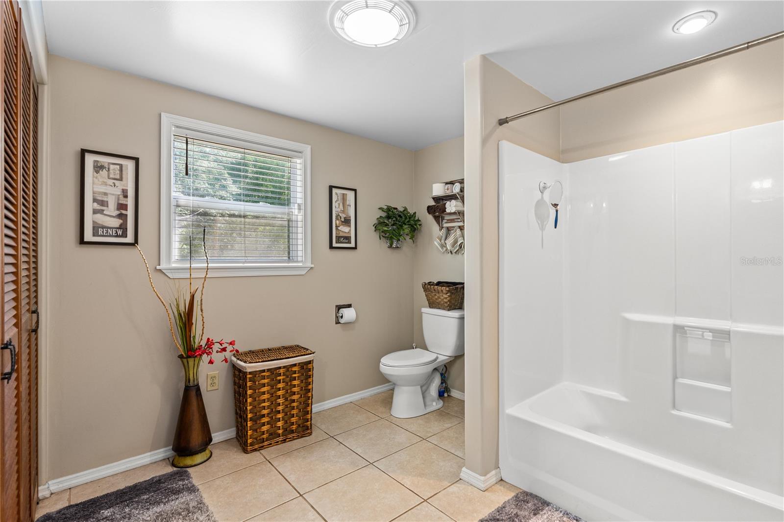 Image 18 of 49 For 343 Lake Como Drive