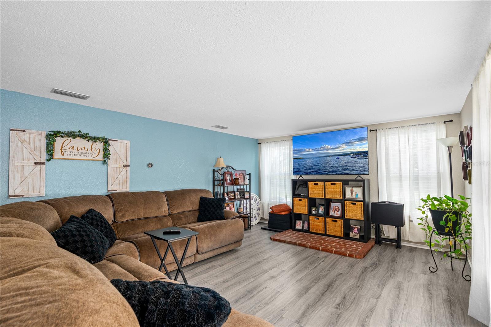 Image 4 of 49 For 343 Lake Como Drive