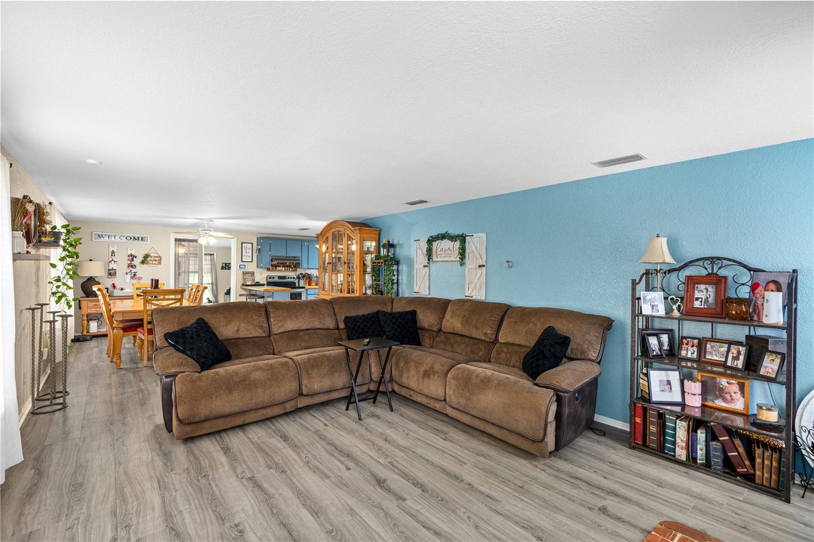 Image 5 of 49 For 343 Lake Como Drive
