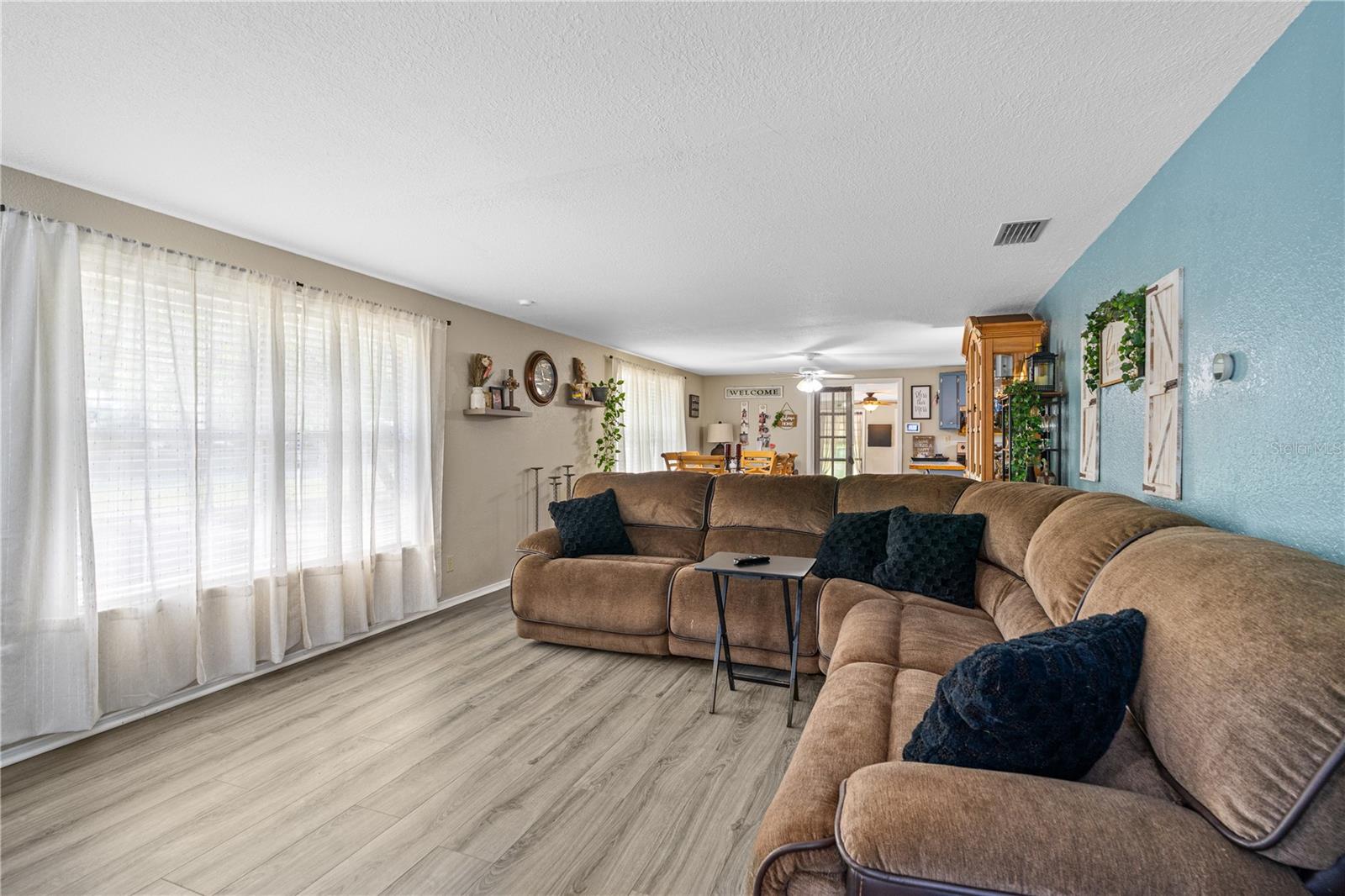 Image 6 of 49 For 343 Lake Como Drive