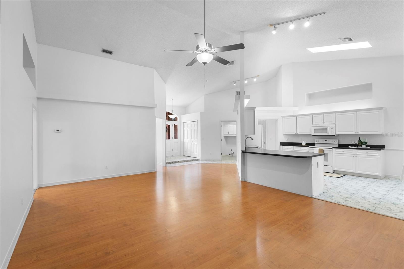 Image 10 of 36 For 802 Royal Oak Court