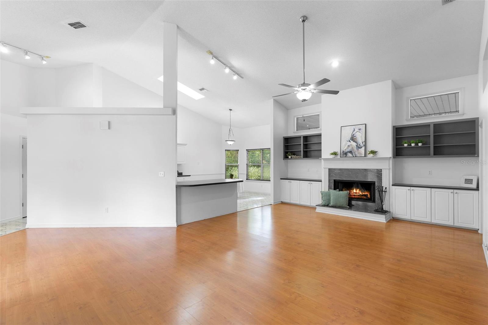 Image 11 of 36 For 802 Royal Oak Court