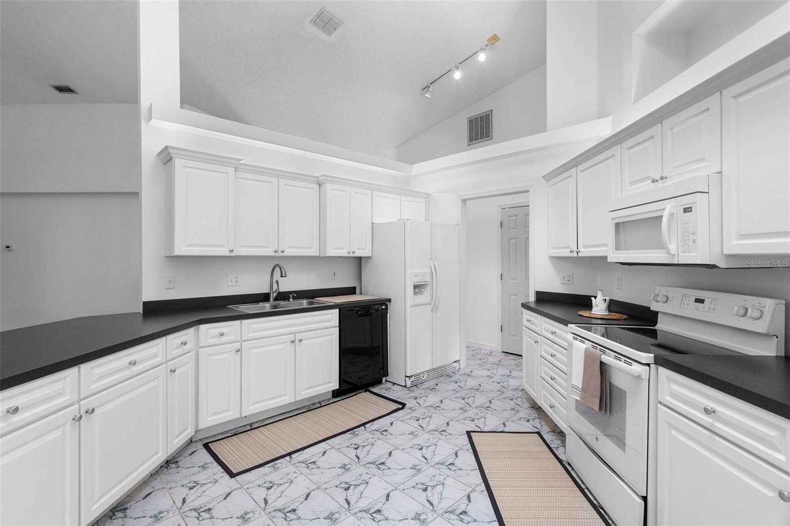 Image 14 of 36 For 802 Royal Oak Court