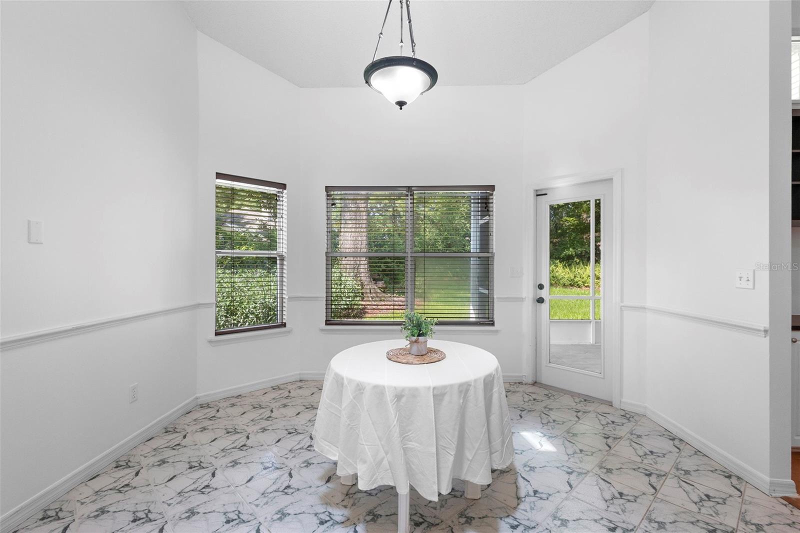 Image 18 of 36 For 802 Royal Oak Court