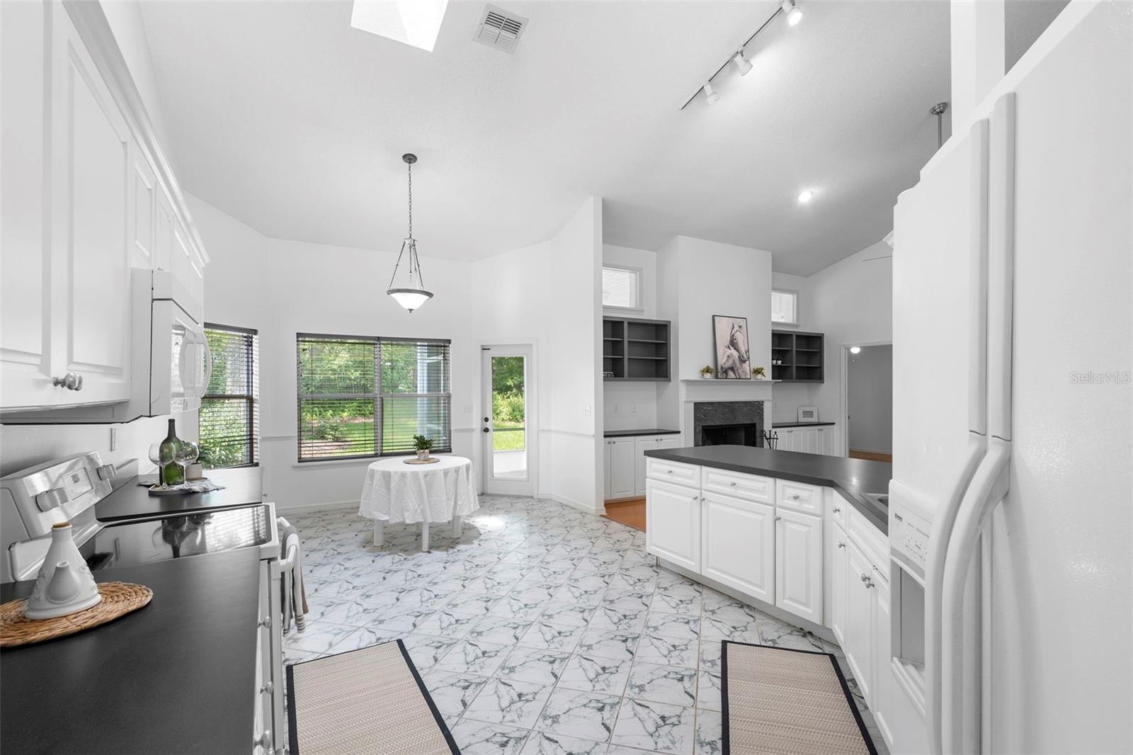 Image 19 of 36 For 802 Royal Oak Court