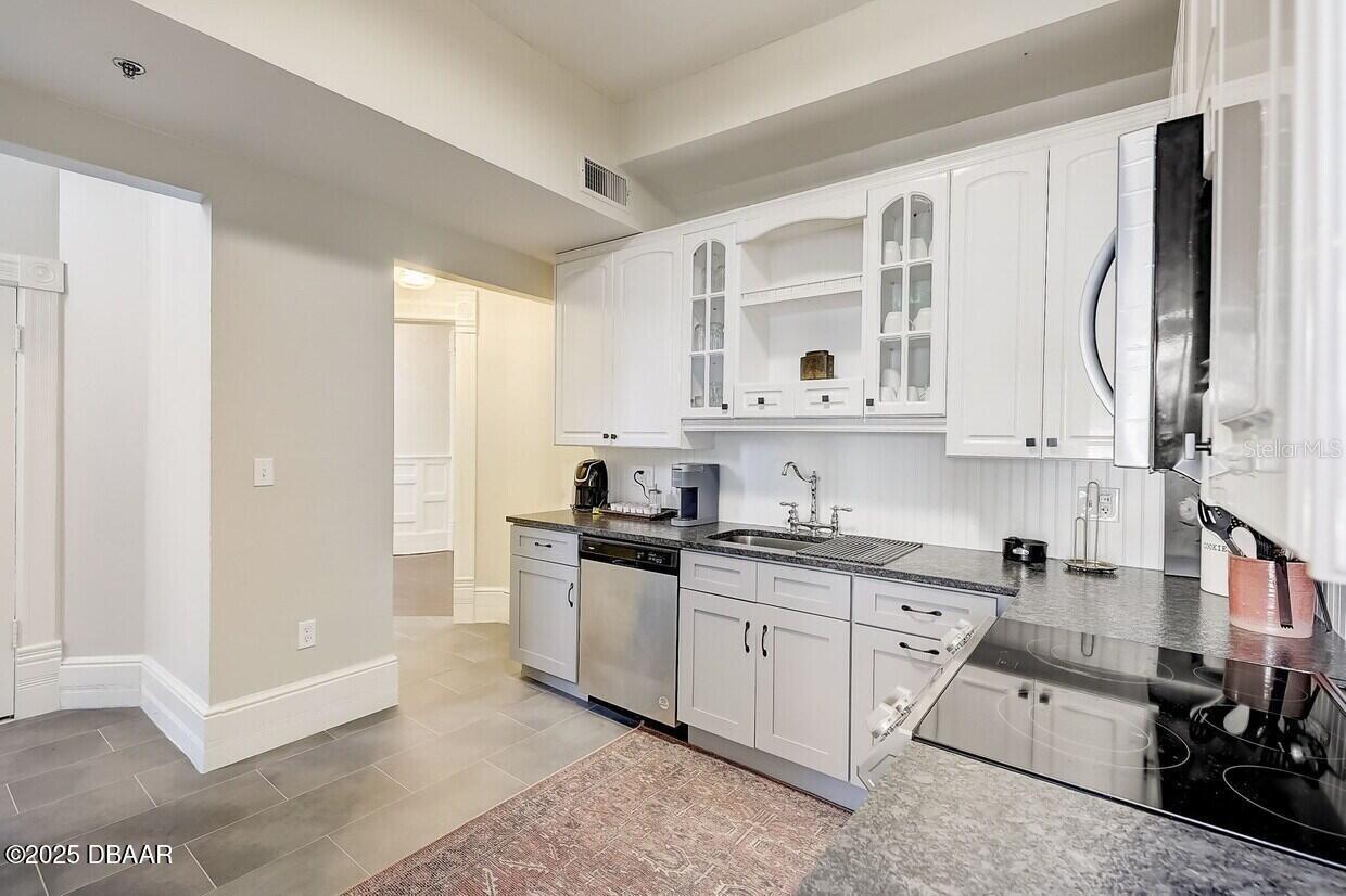 Listing photo id 11 for 404 Ridgewood Avenue