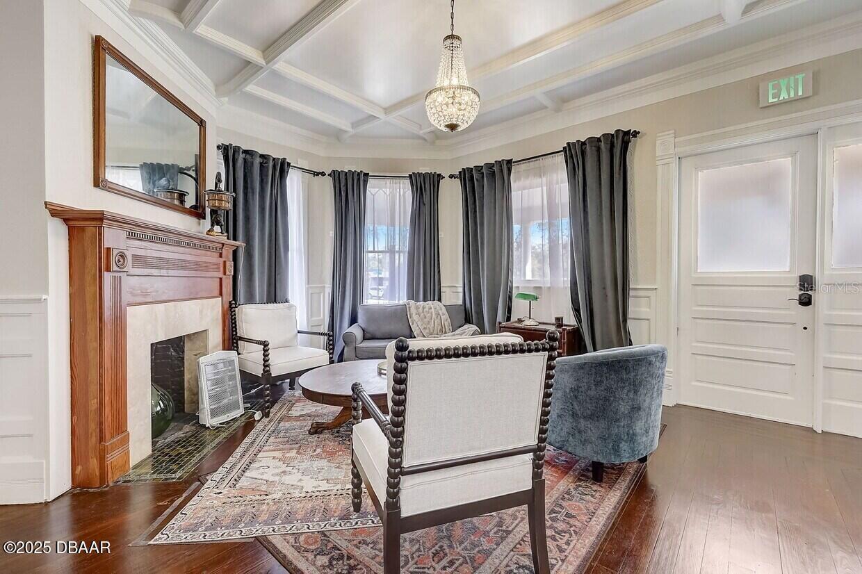 Listing photo id 12 for 404 Ridgewood Avenue
