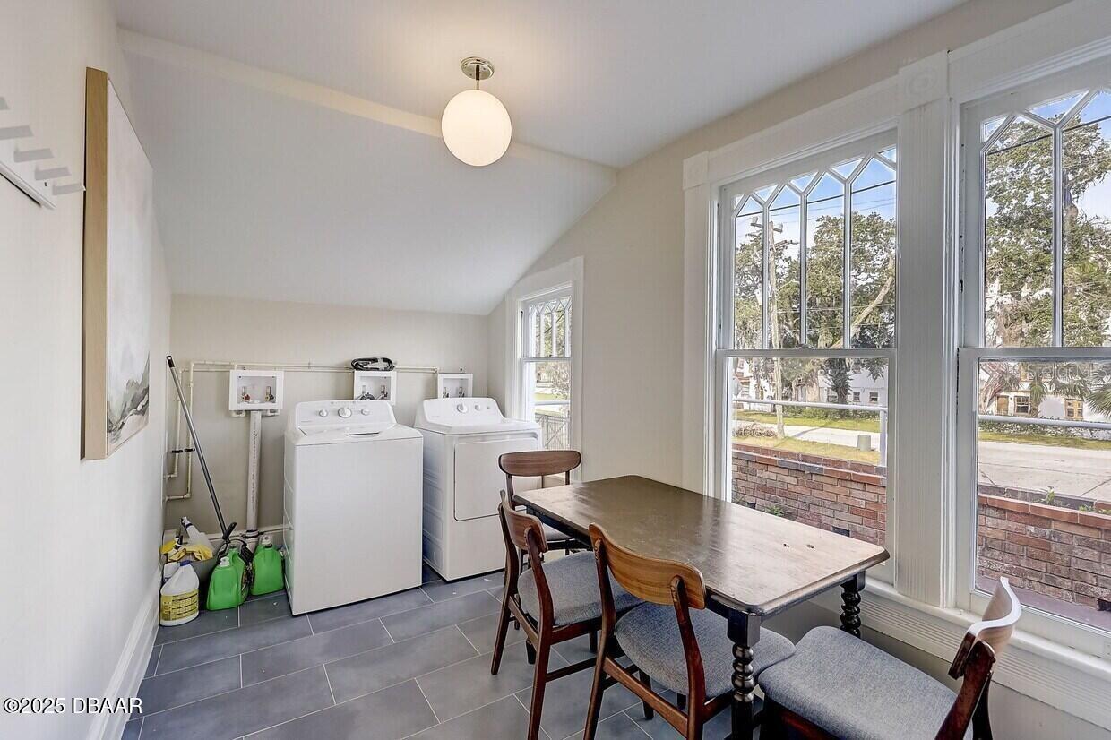 Listing photo id 13 for 404 Ridgewood Avenue