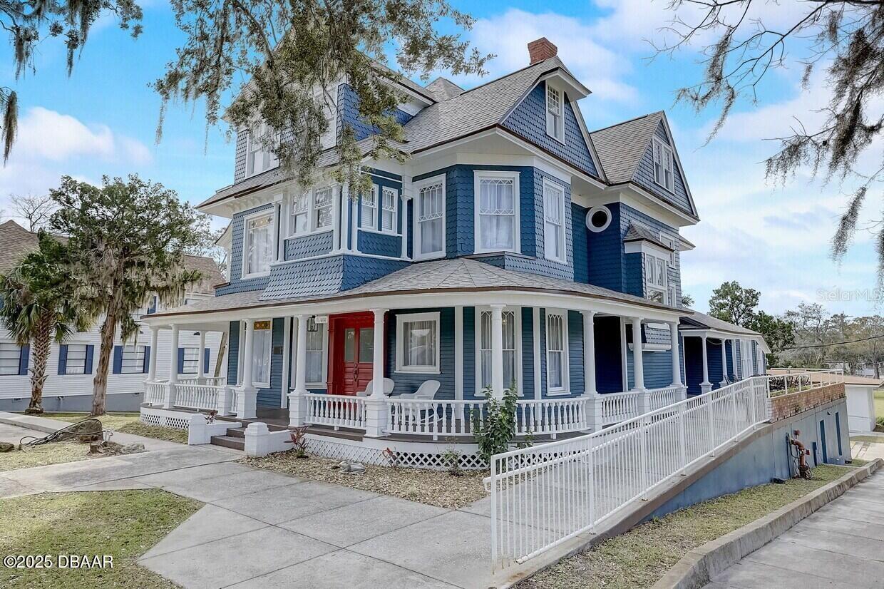 Listing photo id 0 for 404 Ridgewood Avenue